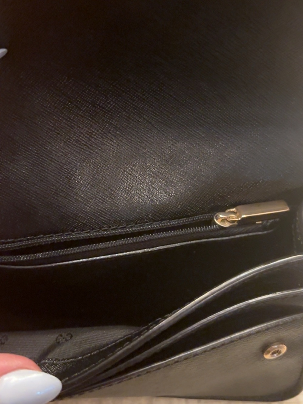 Like New ~ Tory Burch Black Perry Saffiano Crossbody Bag with Gold Logo - Picture 4 of 4